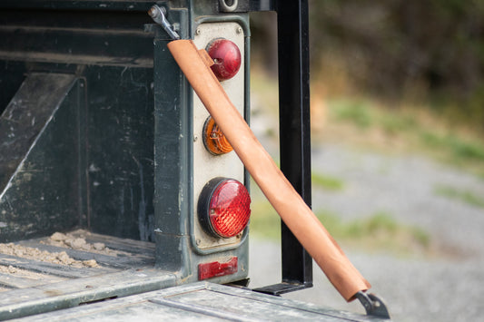 Leather tailgate chain cover for Land Rover Series to Defender - Kohutt™ | Threadworks